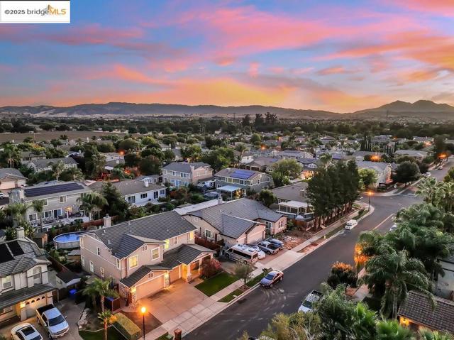 596 Toscanna Court, Brentwood CA: https://media.crmls.org/mediaz/a2943814-6d76-490f-944d-ddf885db7392.jpg