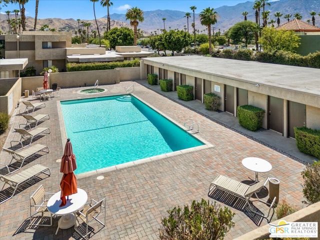 476 Bradshaw Lane, Palm Springs CA: https://media.crmls.org/mediaz/a2956b3b-2663-4aed-acd6-121bbef3d986.jpg