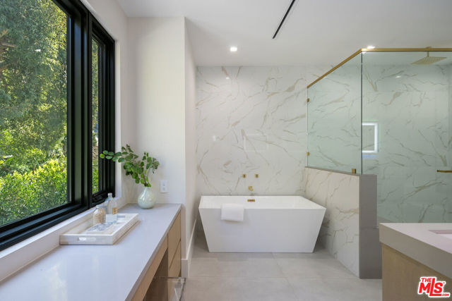 1530 N Beverly Drive, Beverly Hills CA: https://media.crmls.org/mediaz/a2963e76-b0e7-4d02-b893-304364d07b18.jpg