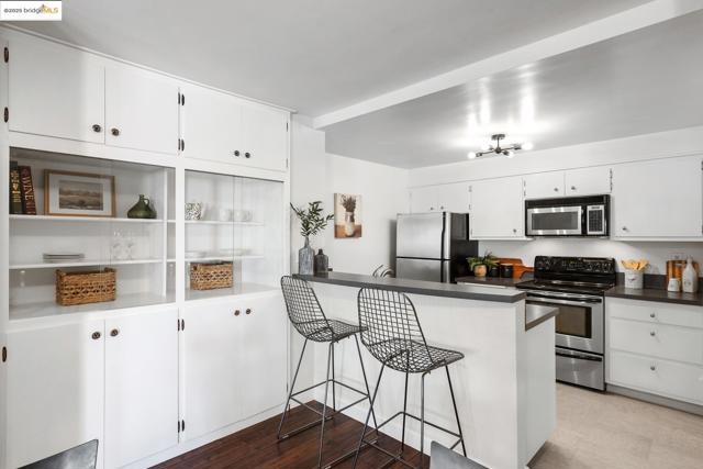 5405 Carlton St, Oakland CA: https://media.crmls.org/mediaz/a297165e-955c-4c0f-a3aa-51578316e772.jpg
