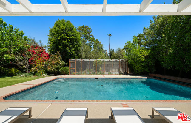 5404 Topeka Drive, Tarzana CA: https://media.crmls.org/mediaz/a2975f41-a79b-4acf-94a1-9ecb9e09707f.jpg