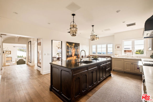 7020 La Presa Drive, Los Angeles CA: https://media.crmls.org/mediaz/a29764b7-682b-4043-a419-4a66547eac1c.jpg