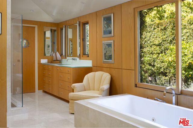 526 Crocker Sperry Drive, Montecito CA: https://media.crmls.org/mediaz/a297680a-8cd0-46ee-9e31-16f1041eb6b6.jpg