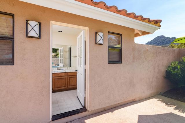 Pool House: 105 sq ft
