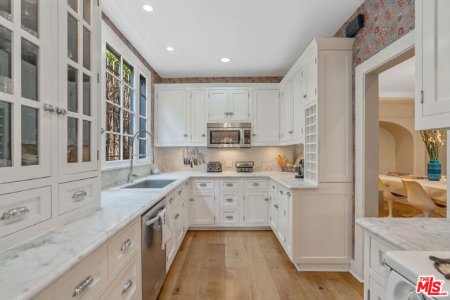 809 S Muirfield Road, Los Angeles CA: https://media.crmls.org/mediaz/a297cf68-1281-470b-bf3f-419f64238e09.jpg