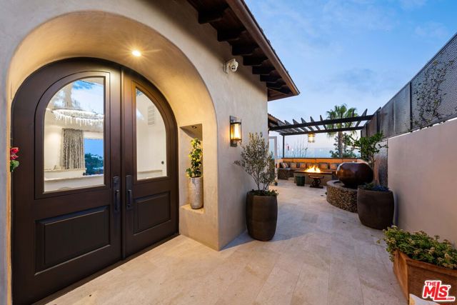 1380 Summitridge Place, Beverly Hills CA: https://media.crmls.org/mediaz/a299a5c3-2fed-4d23-bf40-9dd8fd25fbff.jpg