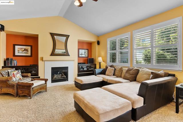 907 Snapdragon Way, Brentwood CA: https://media.crmls.org/mediaz/a299ca4a-62bf-450f-bb9f-a35b07a4f78e.jpg