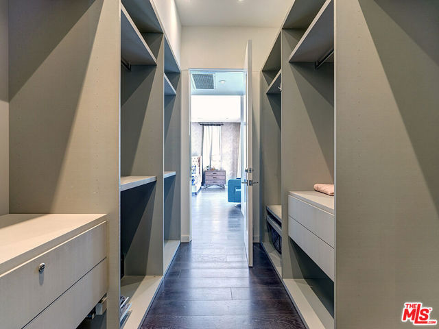 6360 Maryland Drive, Los Angeles CA: https://media.crmls.org/mediaz/a299cfb8-1a8d-439d-bb6e-2b60fca7abb5.jpg