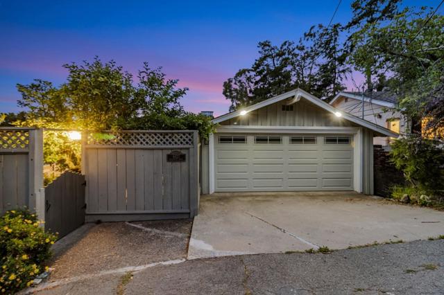 6827 Ridgewood Drive, Oakland CA: https://media.crmls.org/mediaz/a29a0af7-2e0b-4320-af74-ffdbda2813b3.jpg