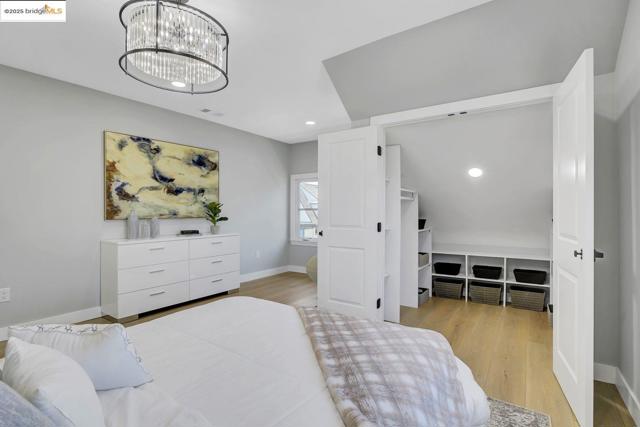812 Foothill Blvd, Oakland CA: https://media.crmls.org/mediaz/a29a907c-ccdc-452f-b626-fa27a6d47b75.jpg