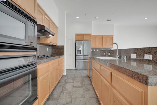 342 Roundhill Dr, Brentwood CA: https://media.crmls.org/mediaz/a29b795c-c09b-4d0c-a346-76d19477d042.jpg