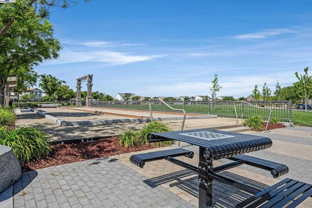 2288 Jessica Way, Tracy CA: https://media.crmls.org/mediaz/a29d969f-13c8-4994-9395-daf13f5a8afd.jpg