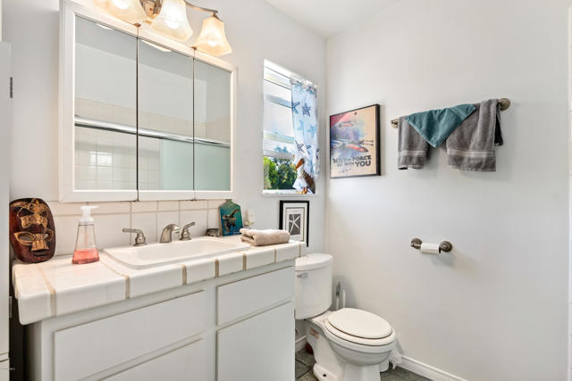 1662 Ocean Avenue, Ventura CA: https://media.crmls.org/mediaz/a29dc988-0578-41eb-9b42-675417bdd171.jpg