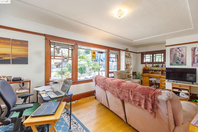 318 Washington Avenue, Richmond CA: https://media.crmls.org/mediaz/a29e413d-d6fa-44fd-b0a7-a4980db60a99.jpg
