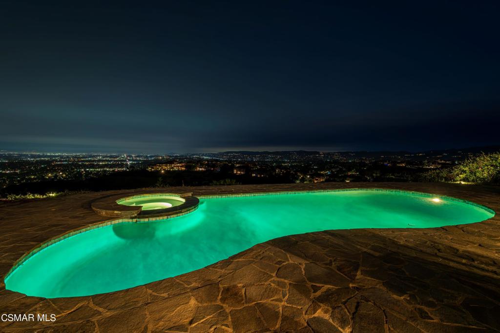 https://media.crmls.org/mediaz/a29ef283-efb5-4ac6-aac8-8b72f2c4136b.jpg?preset=X-Large