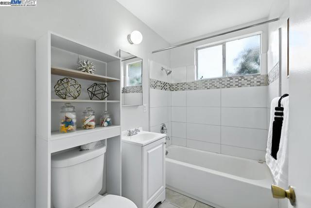 1677 Johnson St, San Leandro CA: https://media.crmls.org/mediaz/a29f18ad-1add-4846-b6af-123efb334986.jpg