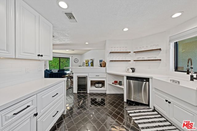 401 E San Rafael Drive, Palm Springs CA: https://media.crmls.org/mediaz/a2a0b47a-0ac2-426a-92a1-ce2d9e5f1d69.jpg