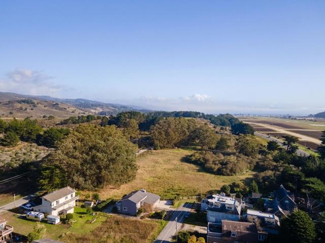 1077 Pearl Avenue, Moss Beach CA: https://media.crmls.org/mediaz/a2a0c58c-dc1d-4350-8ff7-233356037f58.jpg
