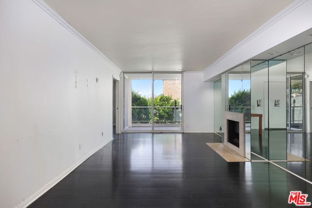 723 Palisades Beach Road, Santa Monica CA: https://media.crmls.org/mediaz/a2a1ade4-37c7-4cca-bcf3-0e13c6a73cce.jpg