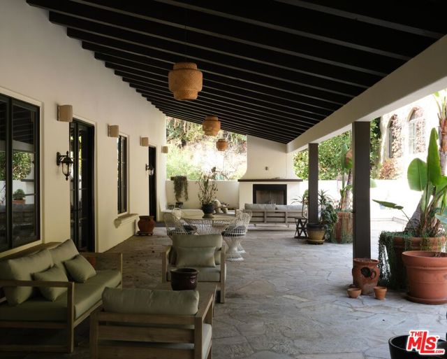 9301 Cherokee Lane, Beverly Hills CA: https://media.crmls.org/mediaz/a2a30612-1b79-48a6-86d0-139d86a17fb9.jpg