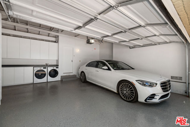 12330 Ridge Circle, Los Angeles CA: https://media.crmls.org/mediaz/a2a524bd-3709-4181-8cba-c53006934799.jpg