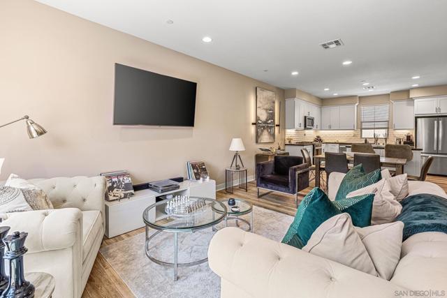 4347 Harbor Way, Oceanside CA: https://media.crmls.org/mediaz/a2a53aac-8170-4983-9445-3c1aea92910b.jpg