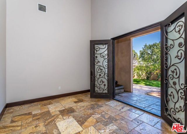 5427 Genesta Avenue, Encino CA: https://media.crmls.org/mediaz/a2a5cd63-12b3-45e6-b075-5bfefdc63677.jpg