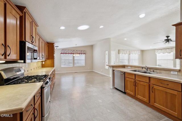 Detail Gallery Image 23 of 45 For 139 Dickens Cir #139,  Ventura,  CA 93003 - 3 Beds | 2 Baths