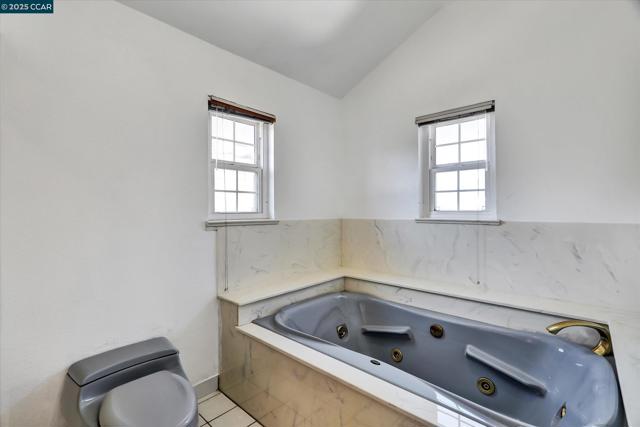 1069 16Th St, Oakland CA: https://media.crmls.org/mediaz/a2a95b1e-a3a0-44f5-a886-a5585680ae8b.jpg
