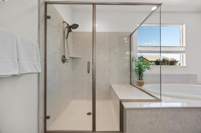 2288 Jessica Way, Tracy CA: https://media.crmls.org/mediaz/a2a97ac8-e217-4c7e-9d2a-57cd5012f08e.jpg