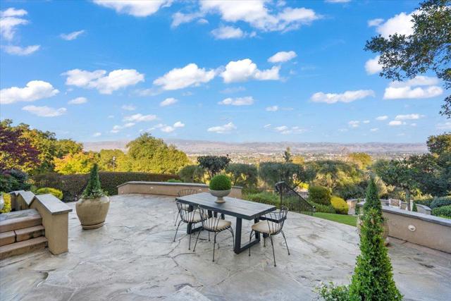 1750 Vista Del Sur, Gilroy CA: https://media.crmls.org/mediaz/a2abb419-dc65-4f0e-b715-2b99a36205f0.jpg