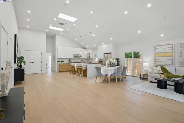 175 N Frances St, Sunnyvale CA: https://media.crmls.org/mediaz/a2ad6d93-2597-4187-bb23-82c2bfe42f8a.jpg