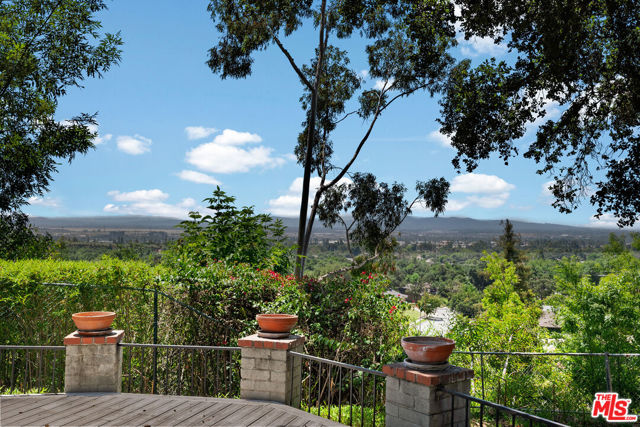 805 Norumbega Drive, Monrovia CA: https://media.crmls.org/mediaz/a2ad98a5-a745-4f54-814e-714e4be2a64d.jpg