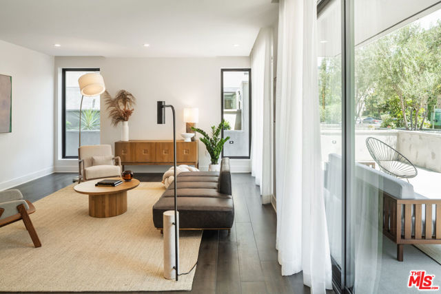 411 S Hamel Road, Los Angeles CA: https://media.crmls.org/mediaz/a2adf3c0-a574-47b3-a467-4441f08e698f.jpg