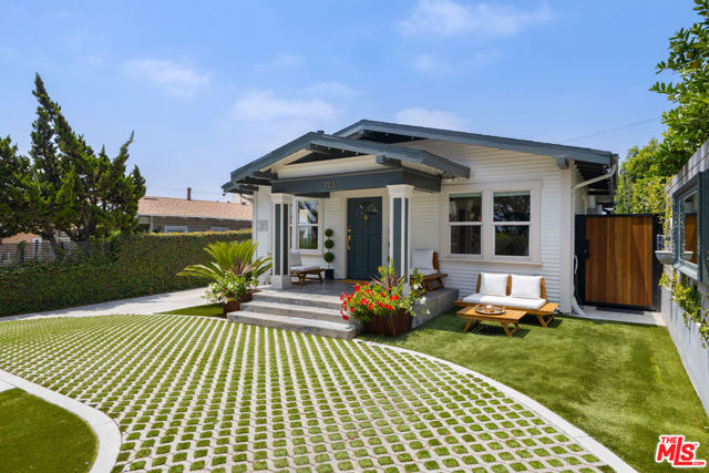 725 N Harvard Boulevard, Los Angeles CA: https://media.crmls.org/mediaz/a2ae98d9-9837-4231-9300-5ce6c3bd8431.jpg