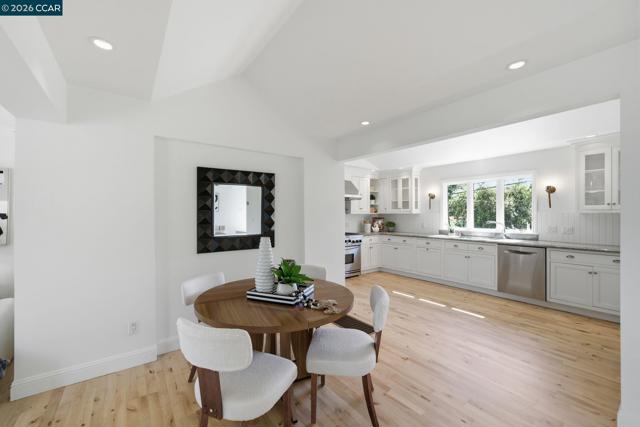 102 Hillcrest Dr, Orinda CA: https://media.crmls.org/mediaz/a2b2bc45-6174-4d5e-a954-968a234b2c9d.jpg