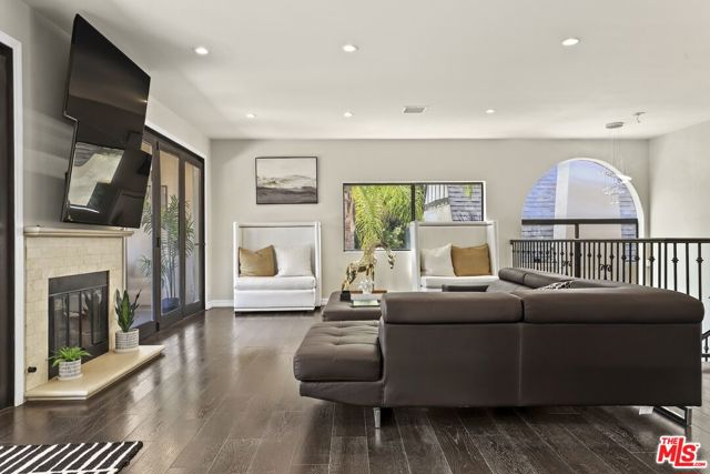 5940 Manola Way, Los Angeles CA: https://media.crmls.org/mediaz/a2b345c3-a72a-4209-ab59-2687048a4991.jpg