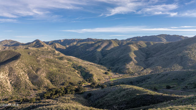 551 Rustic Hills Drive, Simi Valley CA: https://media.crmls.org/mediaz/a2b36540-22d3-4bd0-8c29-829aa85a3d95.jpg