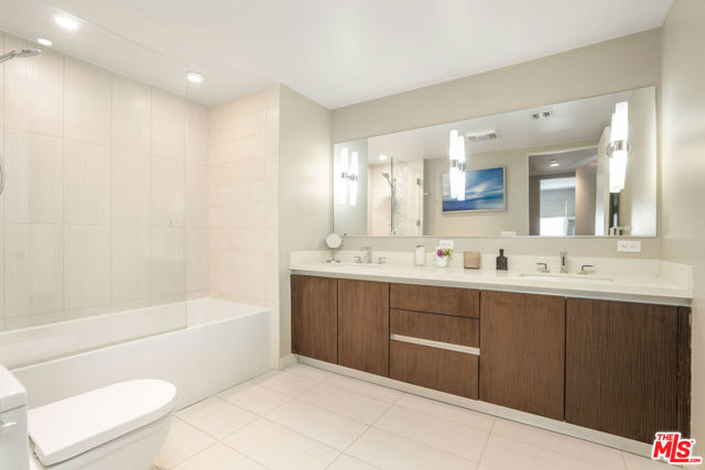441 S Barrington Avenue, Los Angeles CA: https://media.crmls.org/mediaz/a2b3a45d-4e6f-4628-a887-114be2c6dc8a.jpg