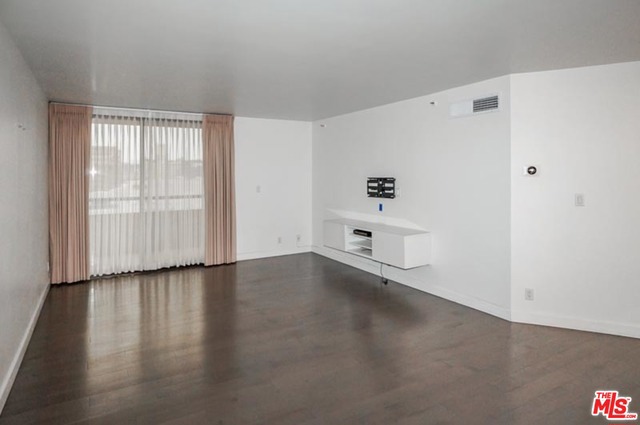 600 W 9Th Street, Los Angeles CA: https://media.crmls.org/mediaz/a2b40c27-7c0a-43fc-aae6-5acc02510dbc.jpg