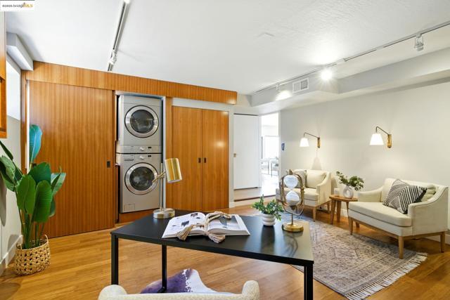 25 Holyrood Manor, Oakland CA: https://media.crmls.org/mediaz/a2b6a2e2-9344-4c9b-a4e7-43a6c32c3762.jpg
