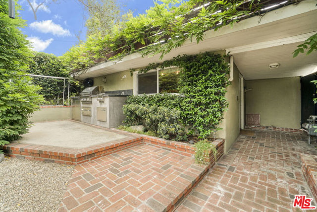 2926 Urban Avenue, Santa Monica CA: https://media.crmls.org/mediaz/a2b97ceb-ae0c-43ed-8cda-8dbb19dca180.jpg