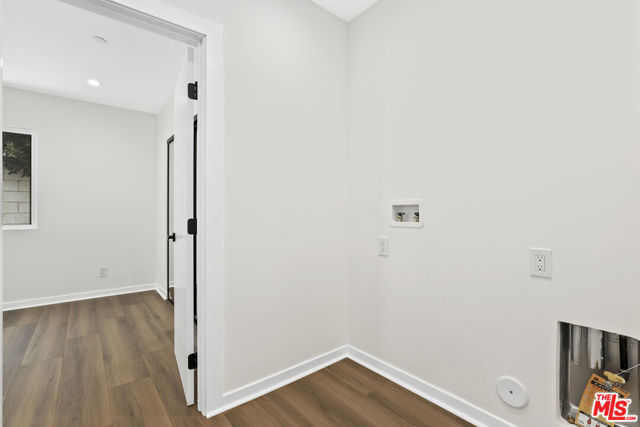 2700 S Palm Grove Avenue, Los Angeles CA: https://media.crmls.org/mediaz/a2b9c0ee-72c9-4449-baab-796993c38b1a.jpg