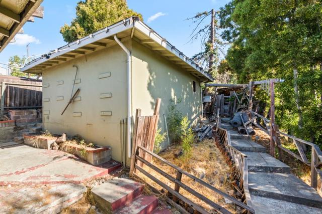 9560 Alcala Avenue, Oakland CA: https://media.crmls.org/mediaz/a2bacaf1-d016-4891-b262-b78434ebe05a.jpg