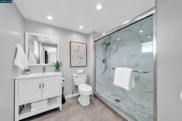 31 Turtle Creek Street, Oakland CA: https://media.crmls.org/mediaz/a2bc2df1-2504-4d3e-967f-af88cf8d2daa.jpg