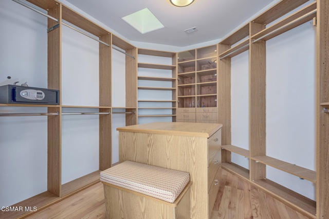 7111 Los Coyotes Place, Camarillo CA: https://media.crmls.org/mediaz/a2bc4649-ccd9-4458-9738-2b6f33968df8.jpg