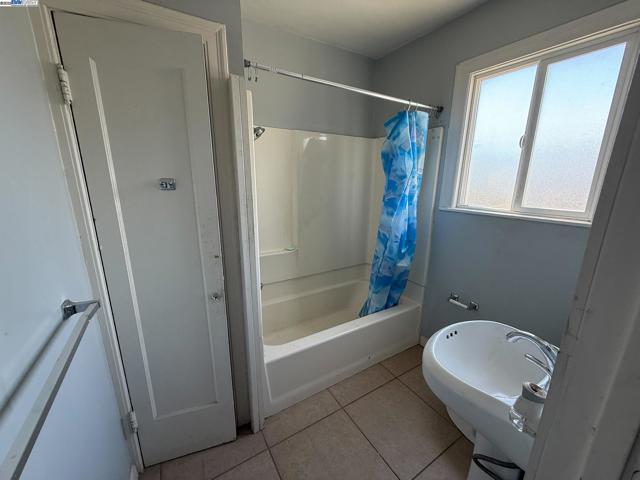 7800 Lockwood St, Oakland CA: https://media.crmls.org/mediaz/a2bcec81-5b57-40db-9a56-ac30d3dbb158.jpg
