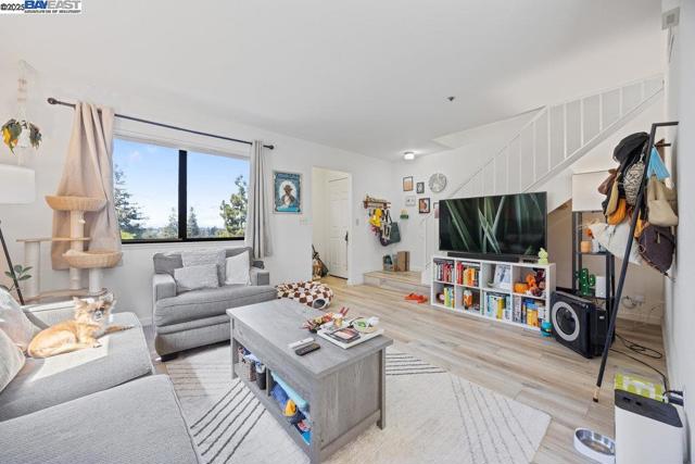 21000 Ocean View Dr, Hayward CA: https://media.crmls.org/mediaz/a2bd61a4-5dc3-49fe-9d06-1dcc2227788b.jpg