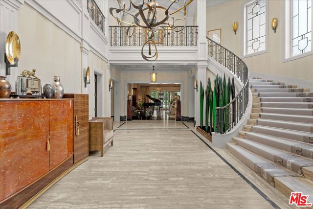 804 N Elm Drive, Beverly Hills CA: https://media.crmls.org/mediaz/a2be0ed9-7609-43a1-9266-147a438e19f8.jpg