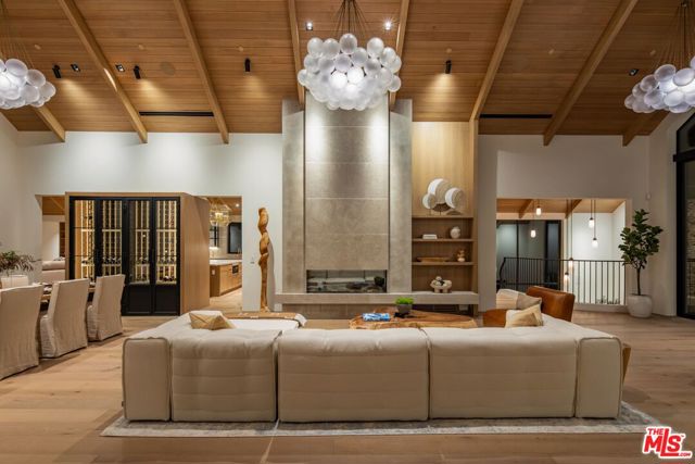 12309 Viewcrest Road, Studio City CA: https://media.crmls.org/mediaz/a2be8062-4270-448a-9096-6d7b2fa73e84.jpg
